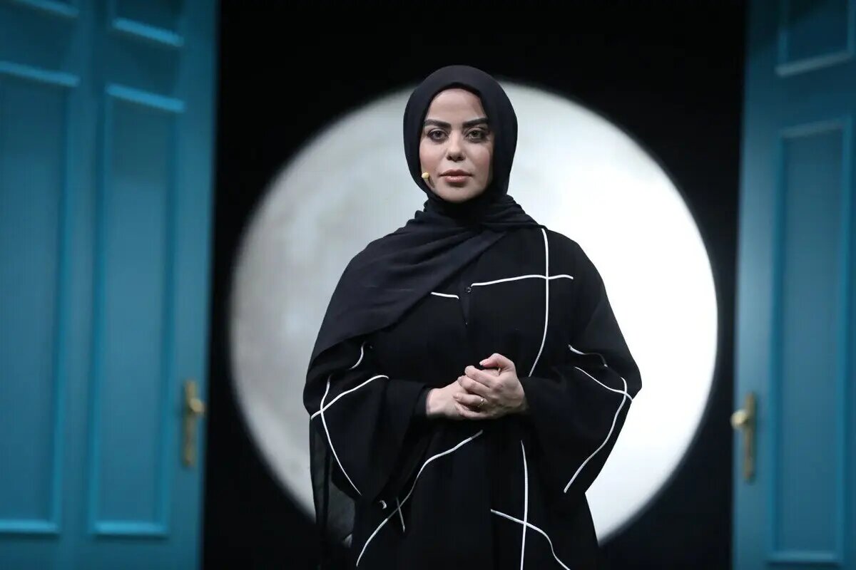 خانم بازیگر با استایل جدید مجری تلویزیون شد! | ببینید