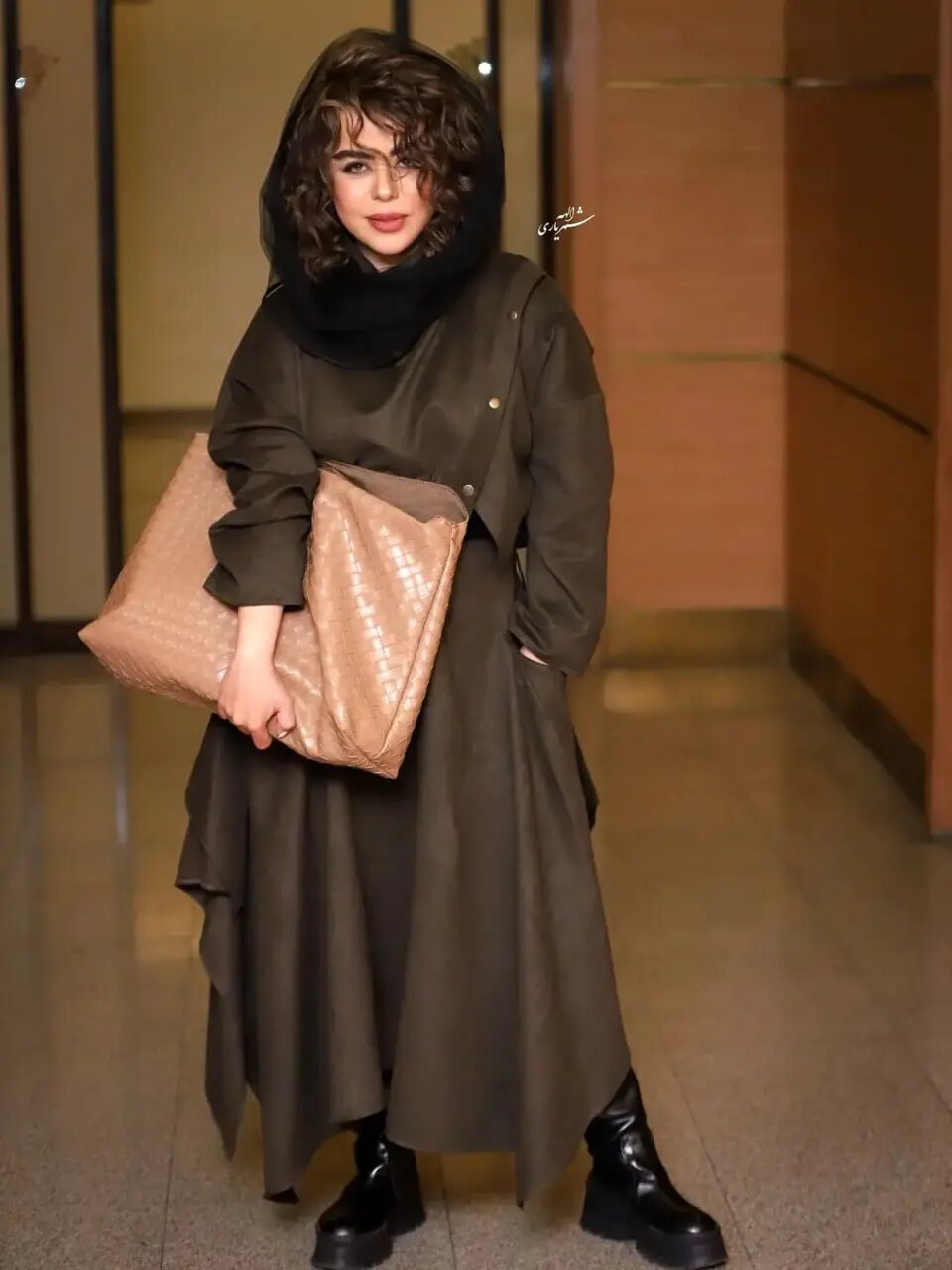 خانم بازیگر با استایل جدید مجری تلویزیون شد! | ببینید