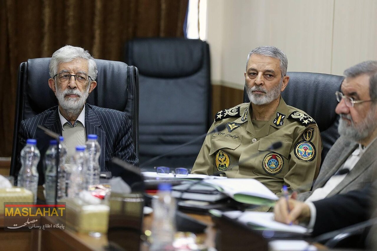 تصویری تازه از احمدی‌نژاد با لبخند همیشگی در مجمع تشخیص