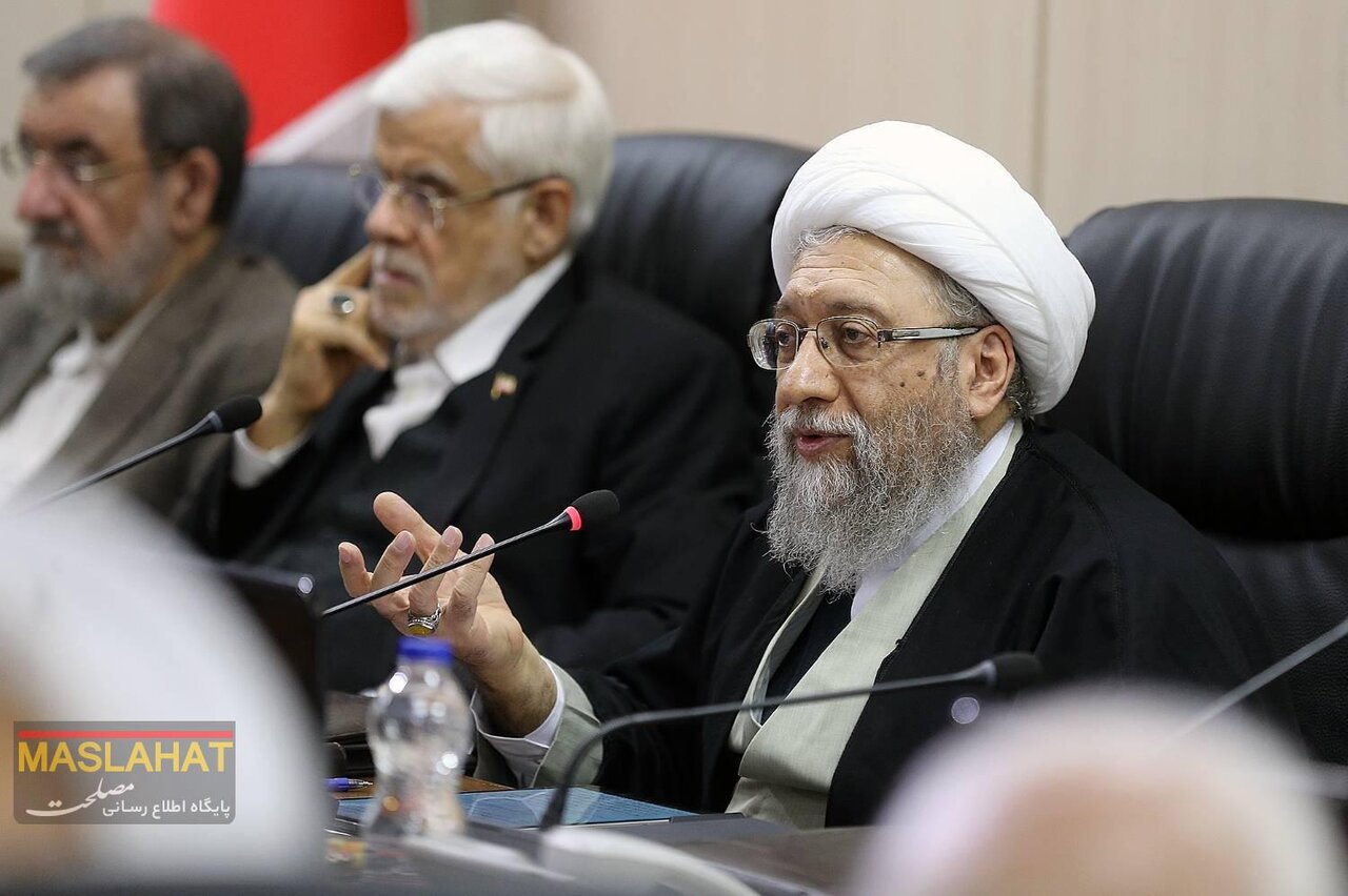 تصویری تازه از احمدی‌نژاد با لبخند همیشگی در مجمع تشخیص