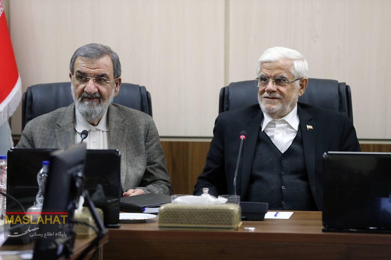 تصویری تازه از احمدی‌نژاد با لبخند همیشگی در مجمع تشخیص