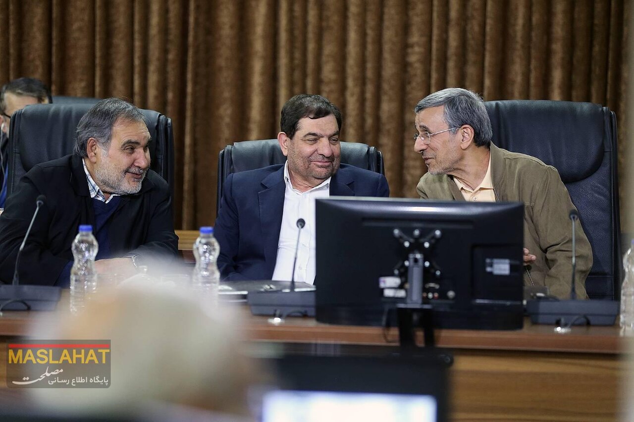 تصویری تازه از احمدی‌نژاد با لبخند همیشگی در مجمع تشخیص