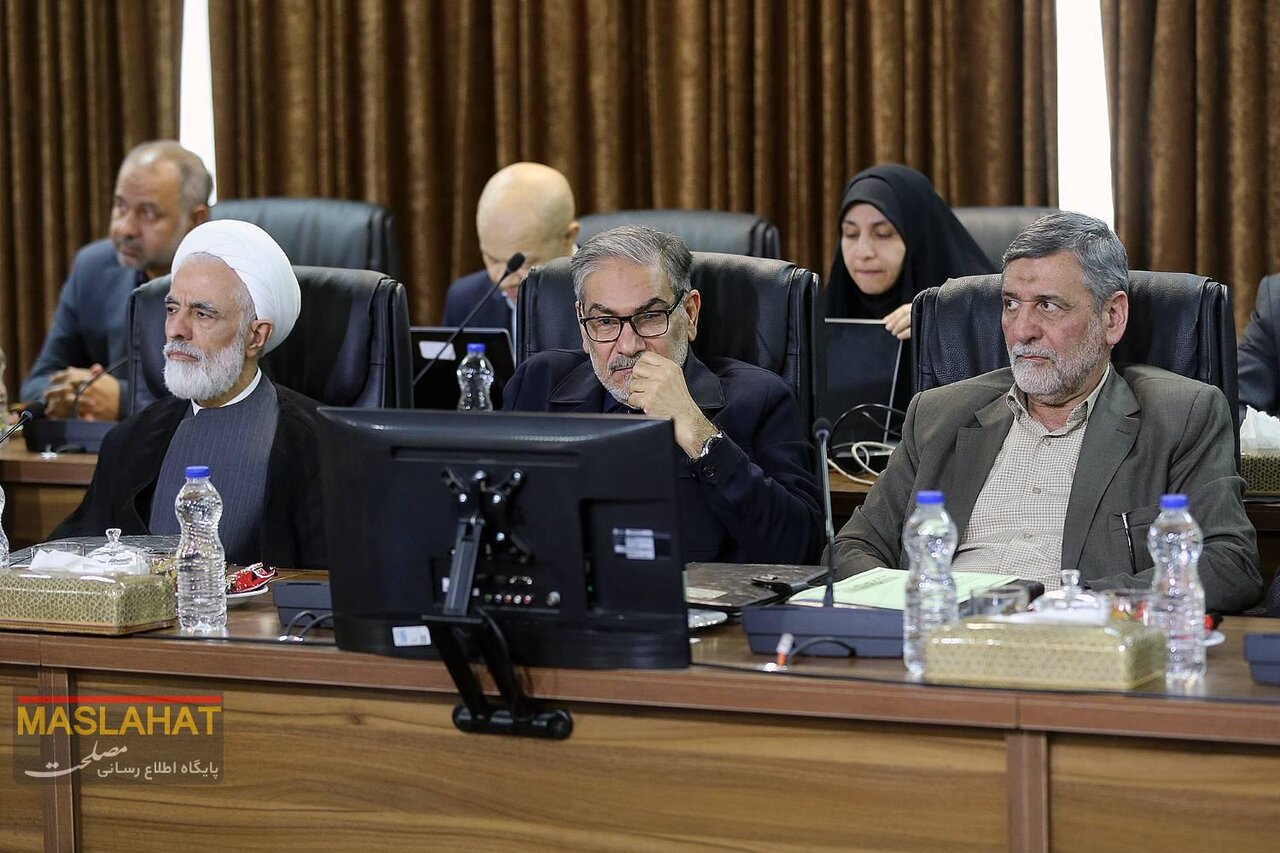 تصویری تازه از احمدی‌نژاد با لبخند همیشگی در مجمع تشخیص