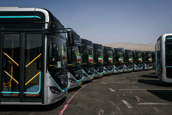 برای نرسیدن اتوبوس‌های برقی سنگ اندازی‌های زیادی شد + ویدئو