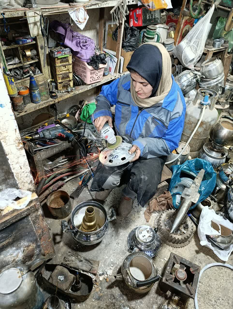 تنها بانوی تعمیرکار بازار اسفراین که خاطره سماورهای نفتی را زنده می‌ کند + فیلم