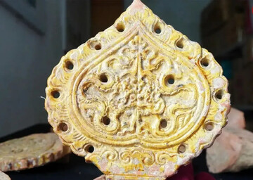 پیدا شدن برگ‌های سفالی با روکش طلا پشت اژدهای سنگی | عکس