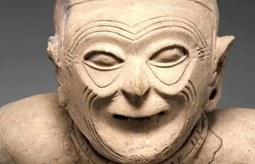 شاهکاری از یک تمدنِ ناپدید شده؛ پیرمرد ۲ هزار ساله‌ در حال نشستن! | عکس