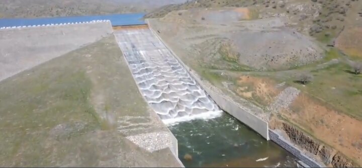 لحظاتی از سرریز یک سد مهم در مریوان | ویدئو