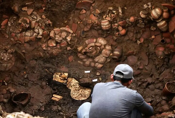 گنج کوزه‌ها و طلاها در مقبرۀ هزار ساله! | عکس