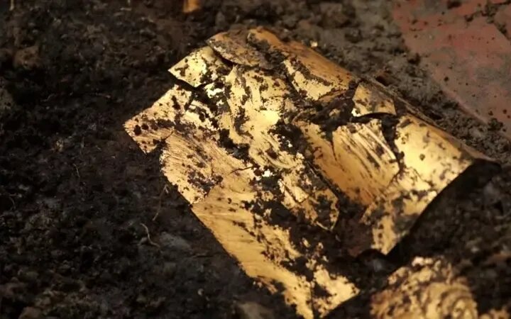 گنج کوزه‌ها و طلاها در مقبرۀ هزار ساله! | عکس