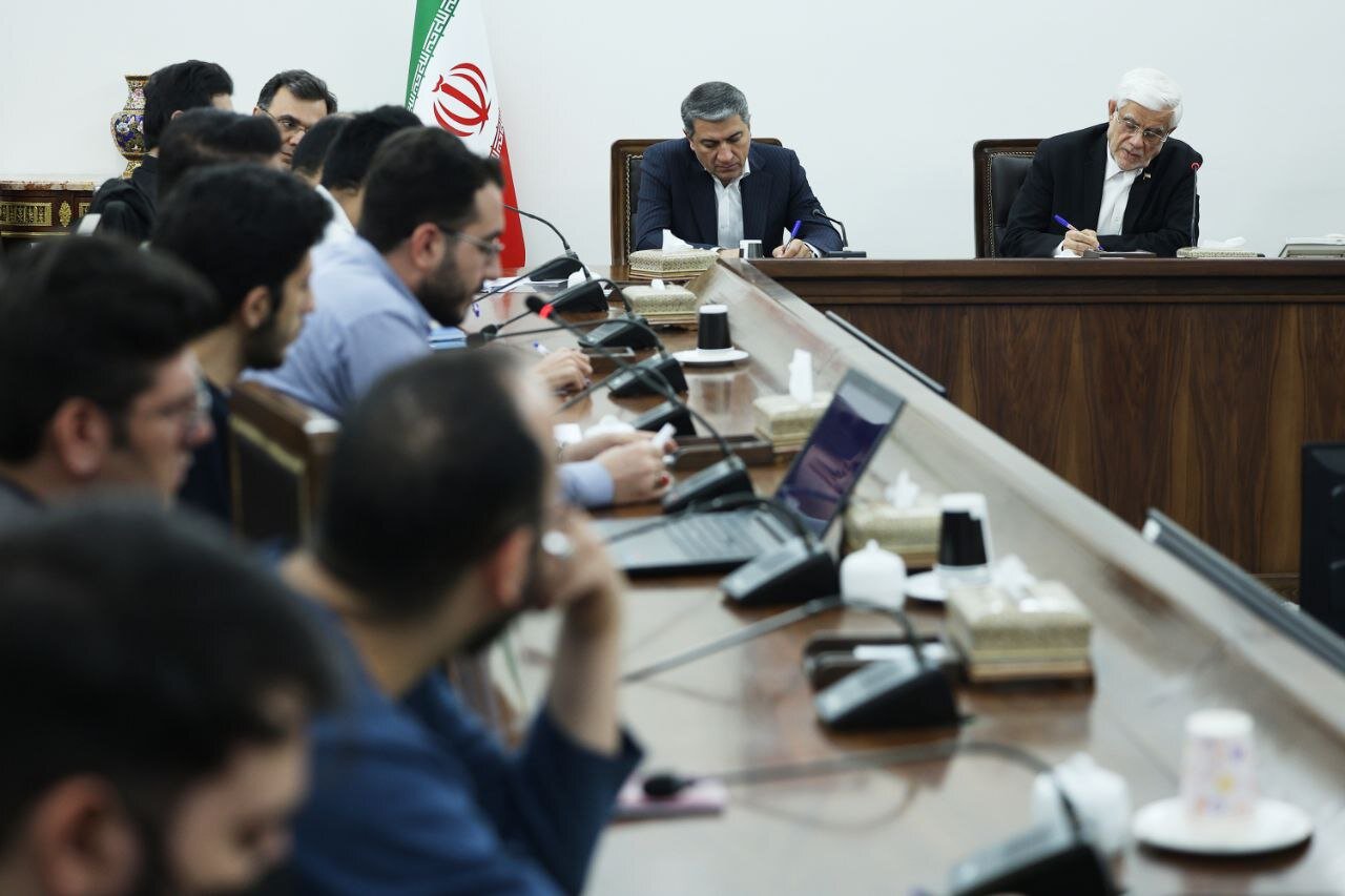 نشست صمیمانه معاون اول رئیس‌جمهور با نمایندگان دانشجویان | تصاویر