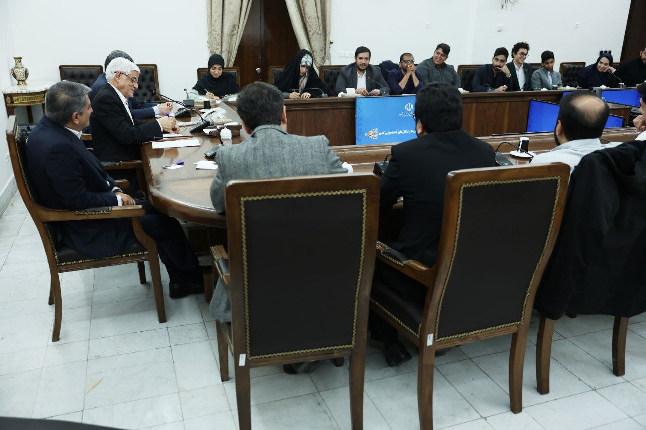 نشست صمیمانه معاون اول رئیس‌جمهور با نمایندگان دانشجویان | تصاویر