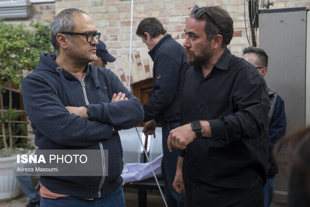 شهاب حسینی و رامبد جوان در مراسم چهلم یکی از جانباختگان | بازداشتی‌ها را آزاد کنید | ببینید