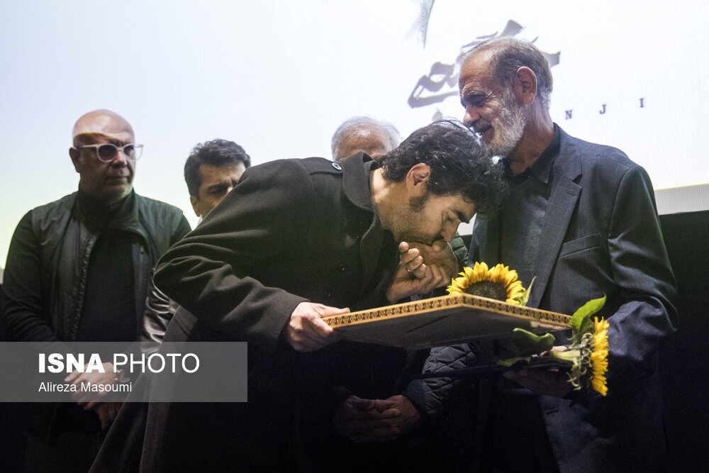 بوسه شهاب حسینی بر دستان پدر جواد گنجی | تصاویر