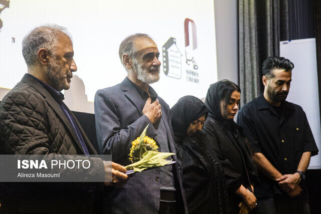 بوسه شهاب حسینی بر دستان پدر جواد گنجی | تصاویر