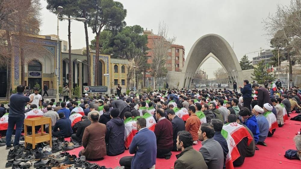 پرچم ایران بر دوش نمازگزاران دانشگاه علم و صنعت | تصاویر