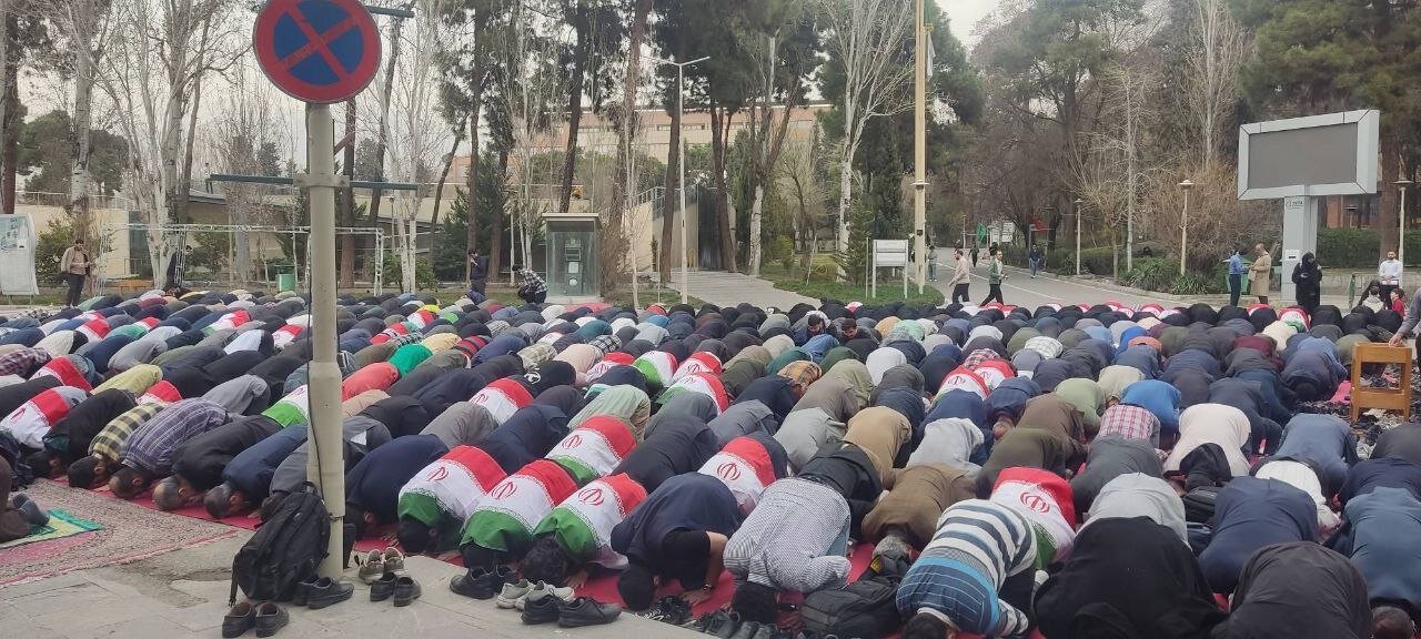 پرچم ایران بر دوش نمازگزاران دانشگاه علم و صنعت | تصاویر