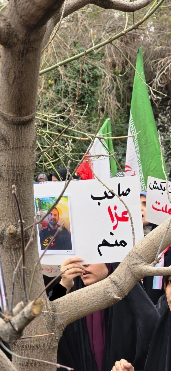 دست نوشته‌های دانشجویان در تجمع امروز دانشگاه تهران؛دانشجو چاقو کش، ننگ مسیر دانش؛ صاحب عزا منم؛ ...
