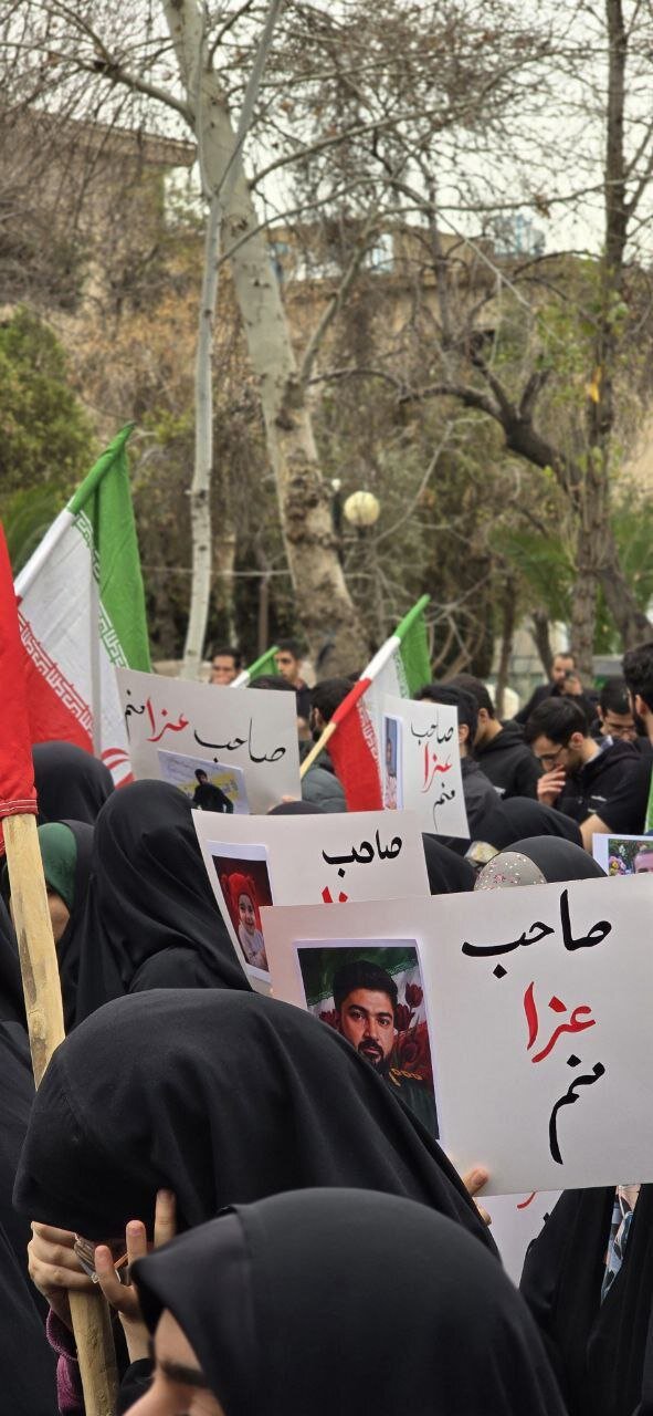 دست نوشته‌های دانشجویان در تجمع امروز دانشگاه تهران؛دانشجو چاقو کش، ننگ مسیر دانش؛ صاحب عزا منم؛ ...