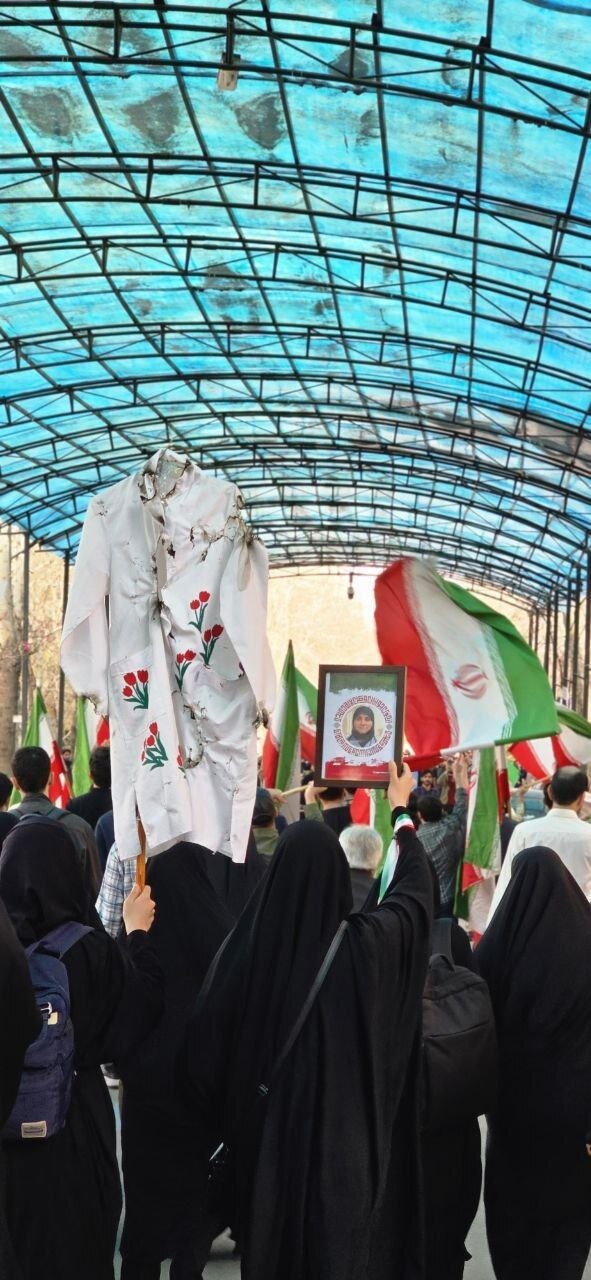 دست نوشته‌های دانشجویان در تجمع امروز دانشگاه تهران؛دانشجو چاقو کش، ننگ مسیر دانش؛ صاحب عزا منم؛ ...