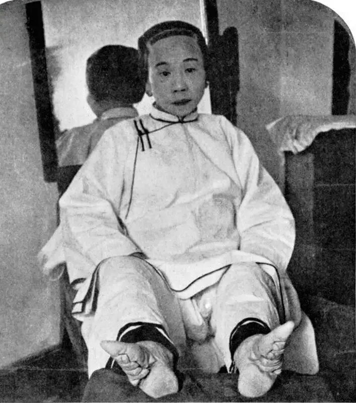 کفش‌های باستانی ۱۳ سانتیمتری برای زنانی با «پاهای بسته» | عکس