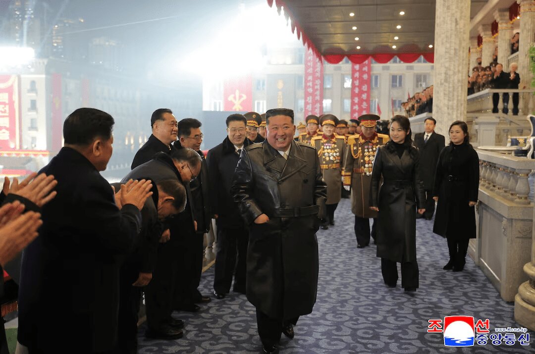 تصاویر دختر رهبر کره‌شمالی در رژه نظامی کنار پدرش؛ ببینید | تقویت گمانه زنی ها درباره جانشینی