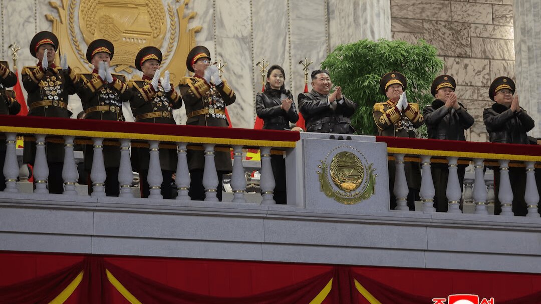 تصاویر دختر رهبر کره‌شمالی در رژه نظامی کنار پدرش؛ ببینید | تقویت گمانه زنی ها درباره جانشینی