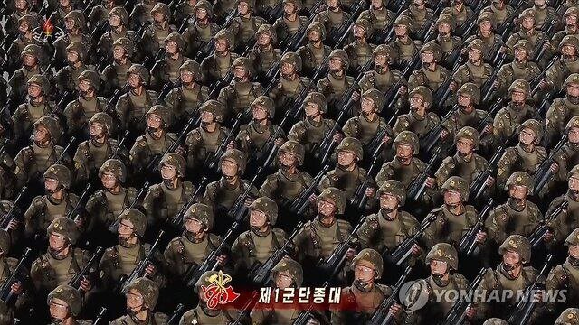 تصاویر دختر رهبر کره‌شمالی در رژه نظامی کنار پدرش؛ ببینید | تقویت گمانه زنی ها درباره جانشینی