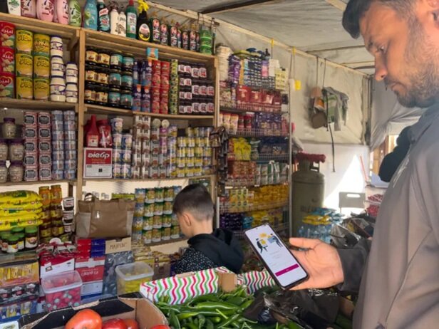 چرا در غزه پول نقد پیدا نمی شود؟