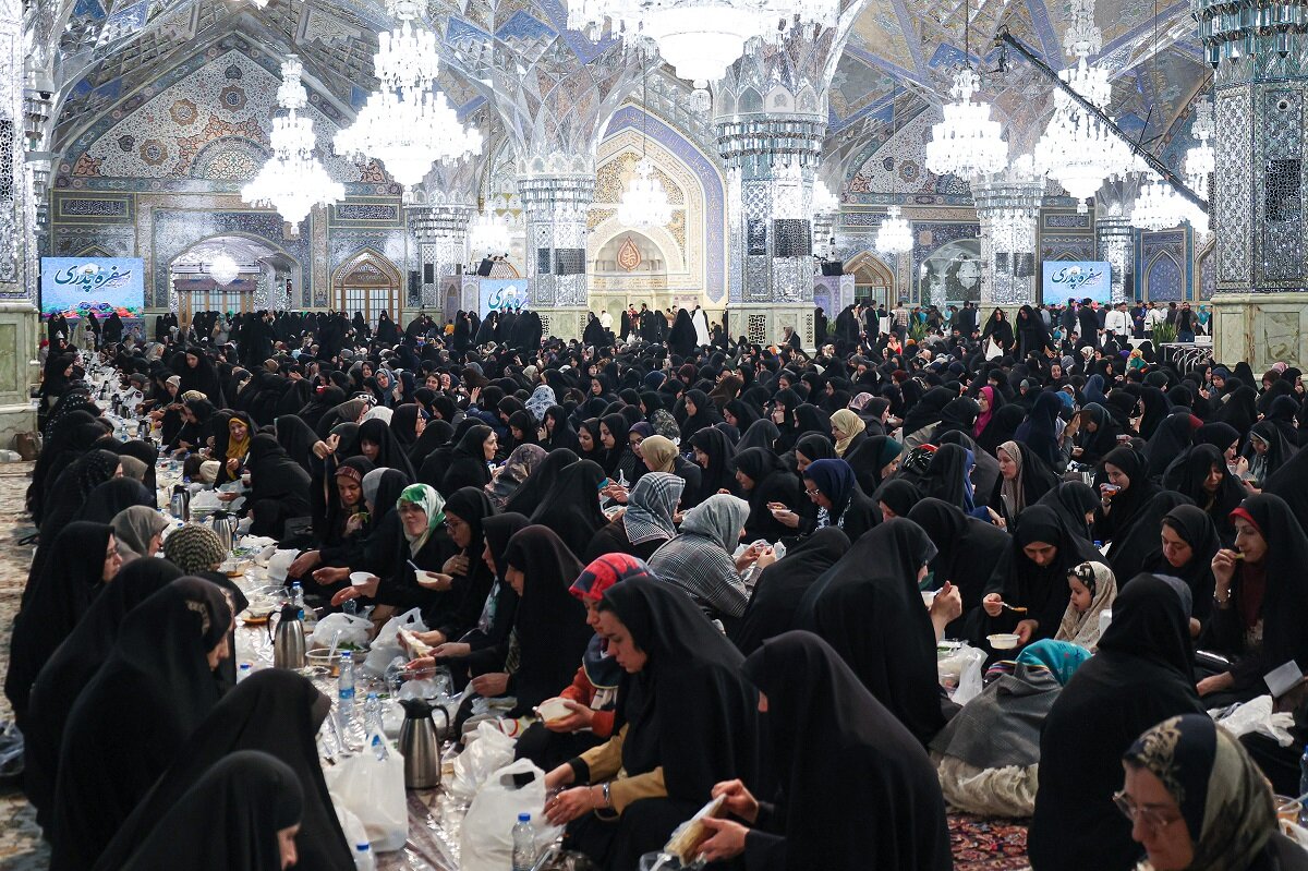 سفرههای افطاری در حرمین شریفین و محلههای تهران