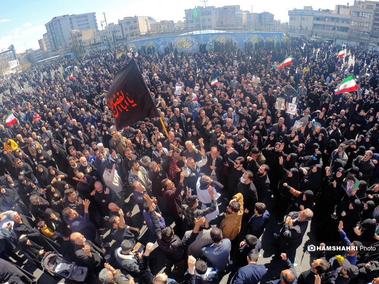 سوگ سحرگاهی مردم تهران از ساعات اولیه اعلام شهادت رهبر کبیر انقلاب در میعادگاه میدان انقلاب گردهم جمع شدند و عزاداری کردند