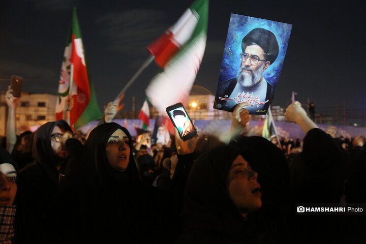 تجمع مردم برای شهادت امام خامنه ای در میدان انقلاب
