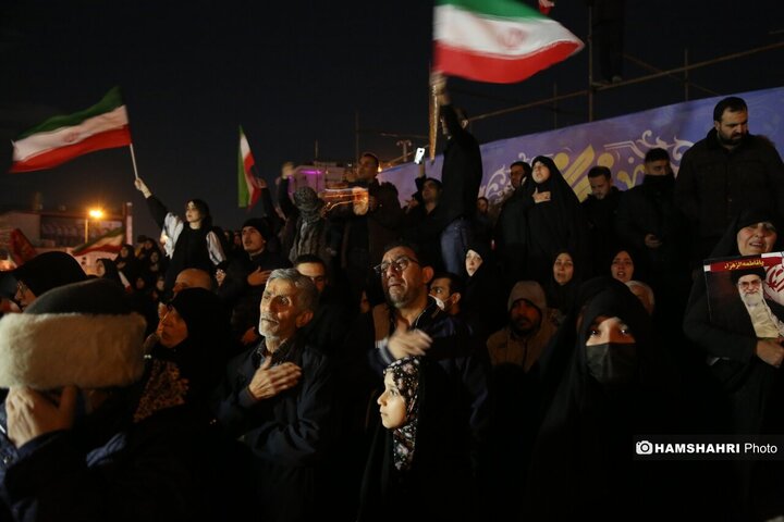 تجمع مردم برای شهادت امام خامنه ای در میدان انقلاب