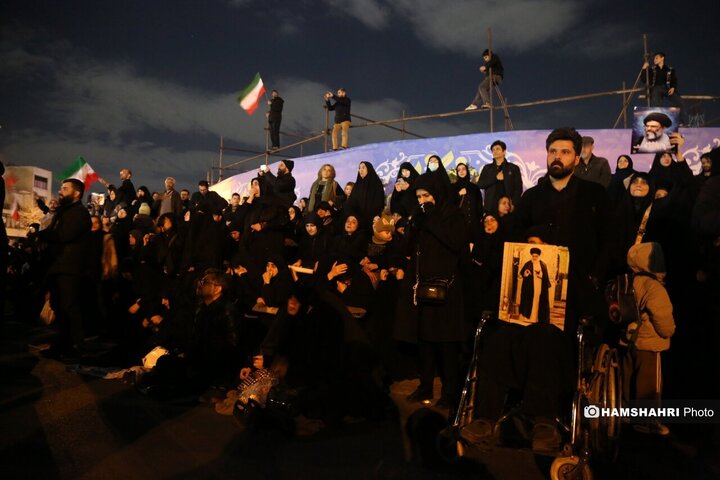 تجمع مردم برای شهادت امام خامنه ای در میدان انقلاب