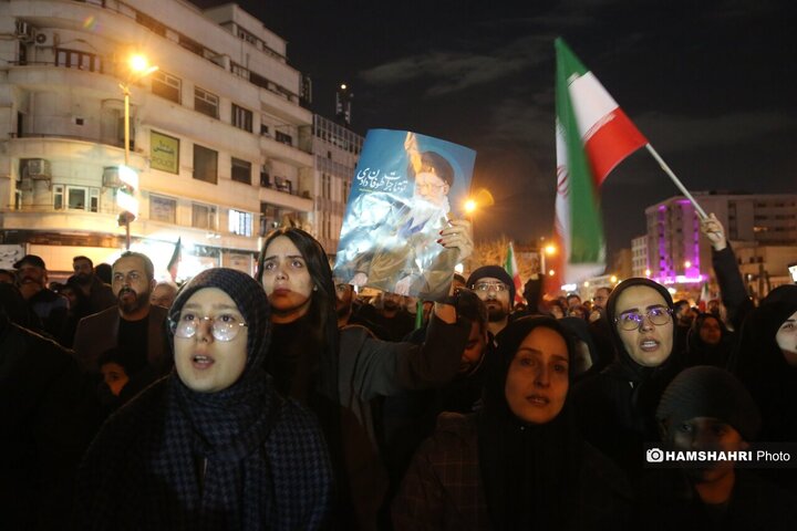 تجمع مردم برای شهادت امام خامنه ای در میدان انقلاب