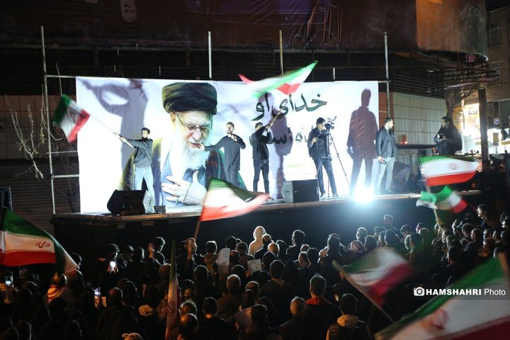 تجمع مردم برای شهادت امام خامنه ای در میدان انقلاب
