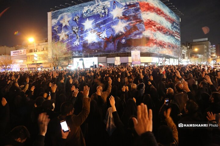 تجمع مردم برای شهادت امام خامنه ای در میدان انقلاب