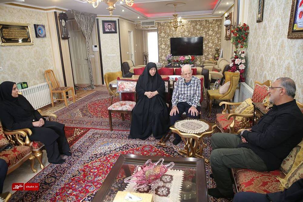 دیدار شهردار تهران با خانواده شهدا