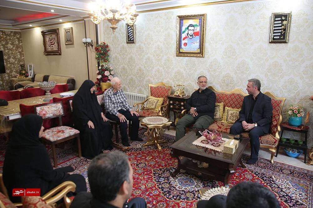 دیدار شهردار تهران با خانواده شهدا