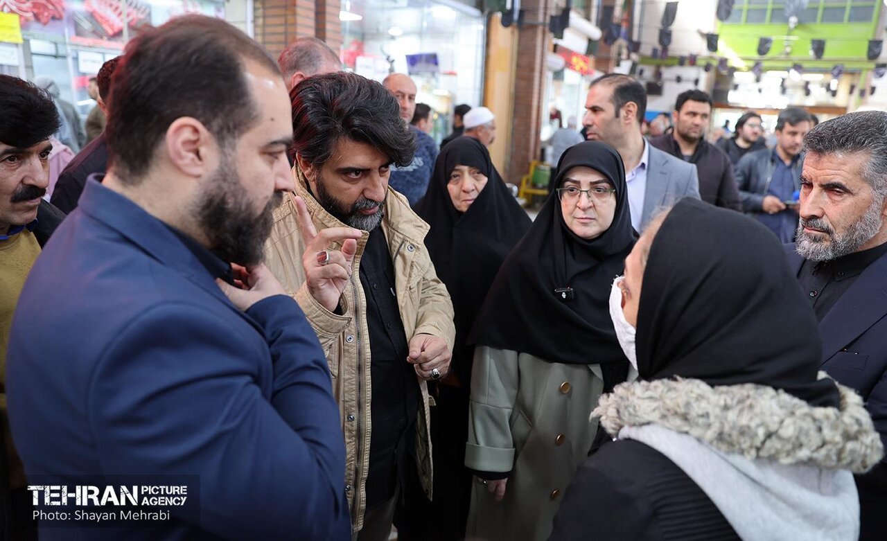 سخنگوی شهرداری تهران همراه با سخنگوی دولت در میان مردم