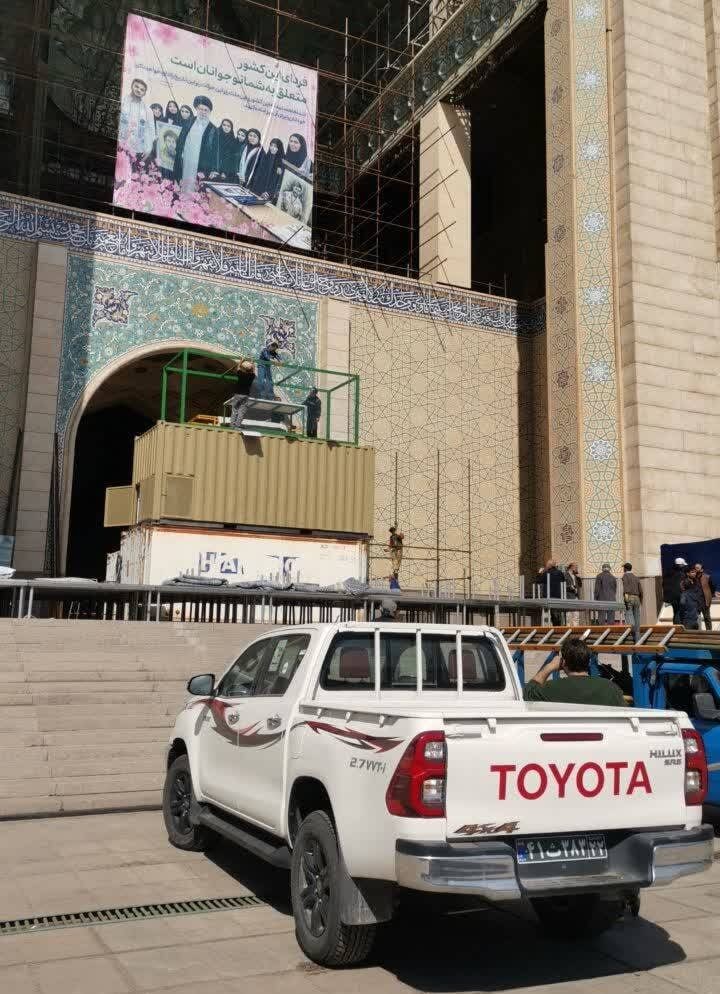 اولین تصویر از آماده‌سازی جایگاه پیکر رهبر شهید انقلاب در مصلی تهران