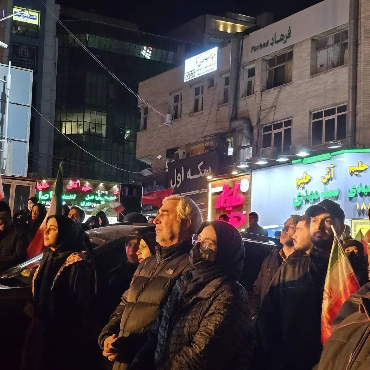 عکسی جالب از ابراهیم حاتمیکیا در همراهی با مردم