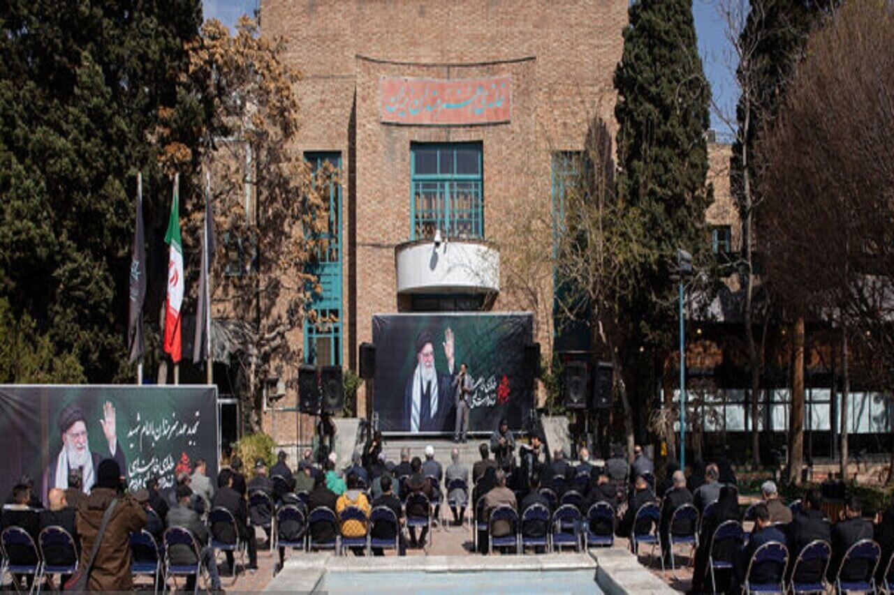 تصویر سینماگرانی که برای وداع با رهبر شهید آمدند