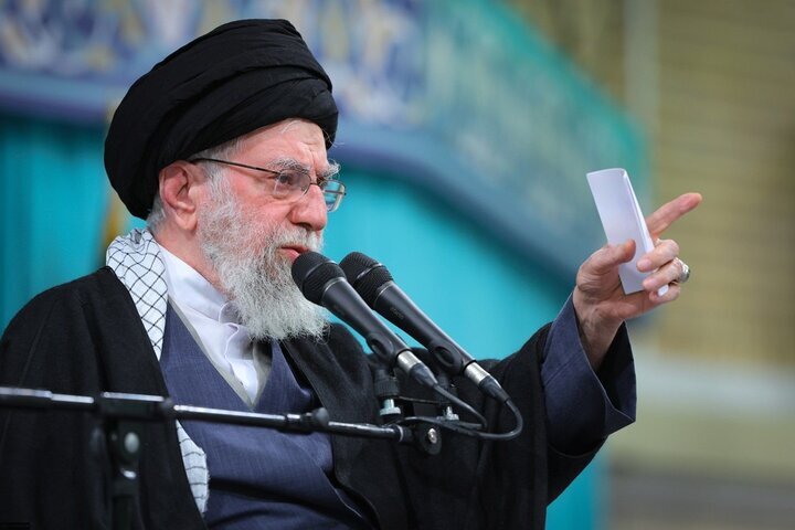 فیلم که تمام شد، چای آوردند، حضرت آقا سکوت عجیبی کرد و به چای دست نزد...| قلبم تند تند می زد | خاطره کارگردان فیلم مریم مقدس از رهبر شهید | ببینید
