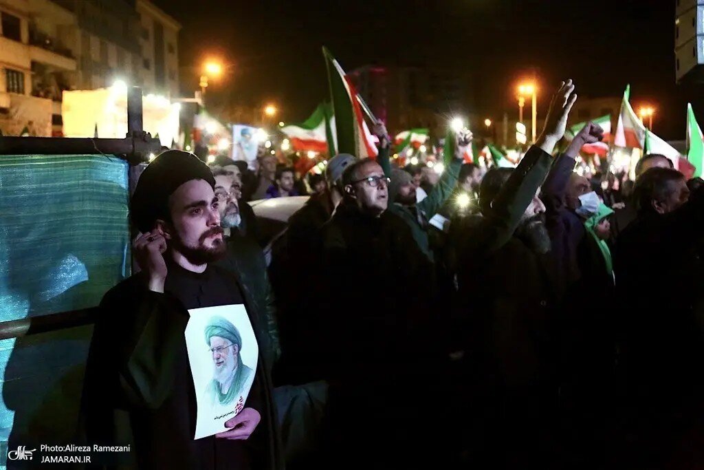سیداحمد خمینی در میدان انقلاب تهران | عکس