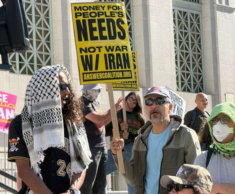 تجمع مخالفان جنگ مقابل شهرداری لسآنجلس + تصاویر