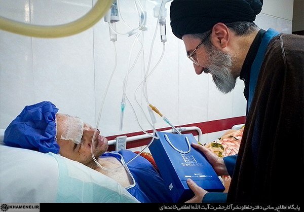تصاویری از عیادت آیت‌الله مجتبی خامنه‌ای از جانبازان پیجری حزب‌الله لبنان