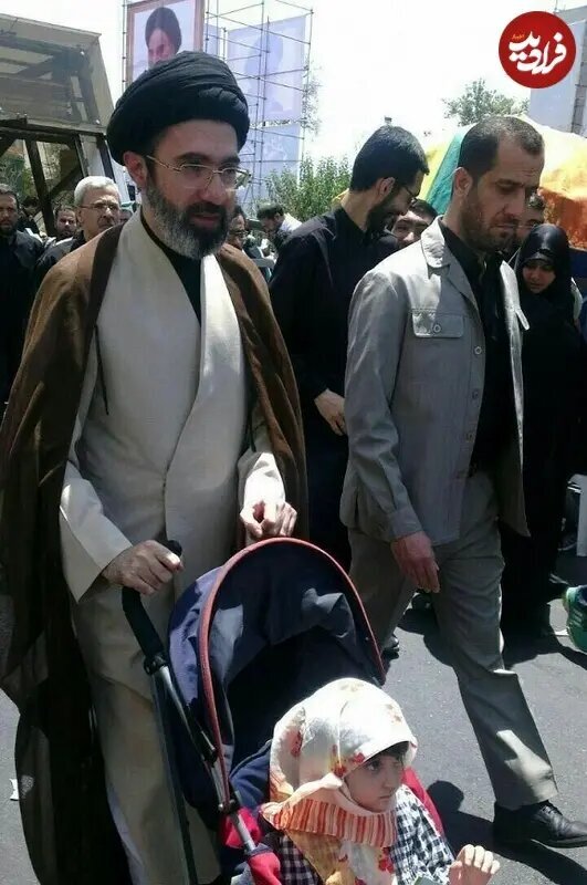 تصویر۱۰ سال پیش؛ آیت الله سیدمجتبی خامنهای به همراه دختر خردسالشان