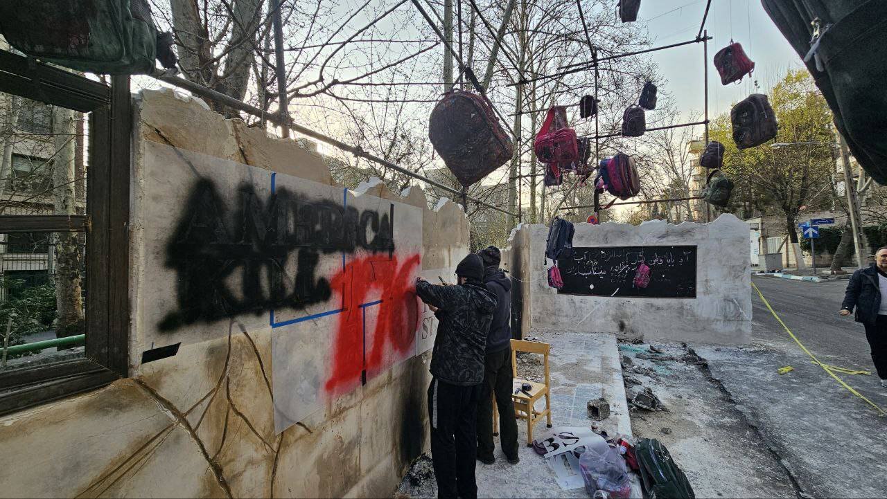 یک پرفورمنس متفاوت در مقابل دفتر سازمان ملل در تهران| زنگ مدرسه میناب در بلوار شهرزاد&nbsp; به صدا درآمد