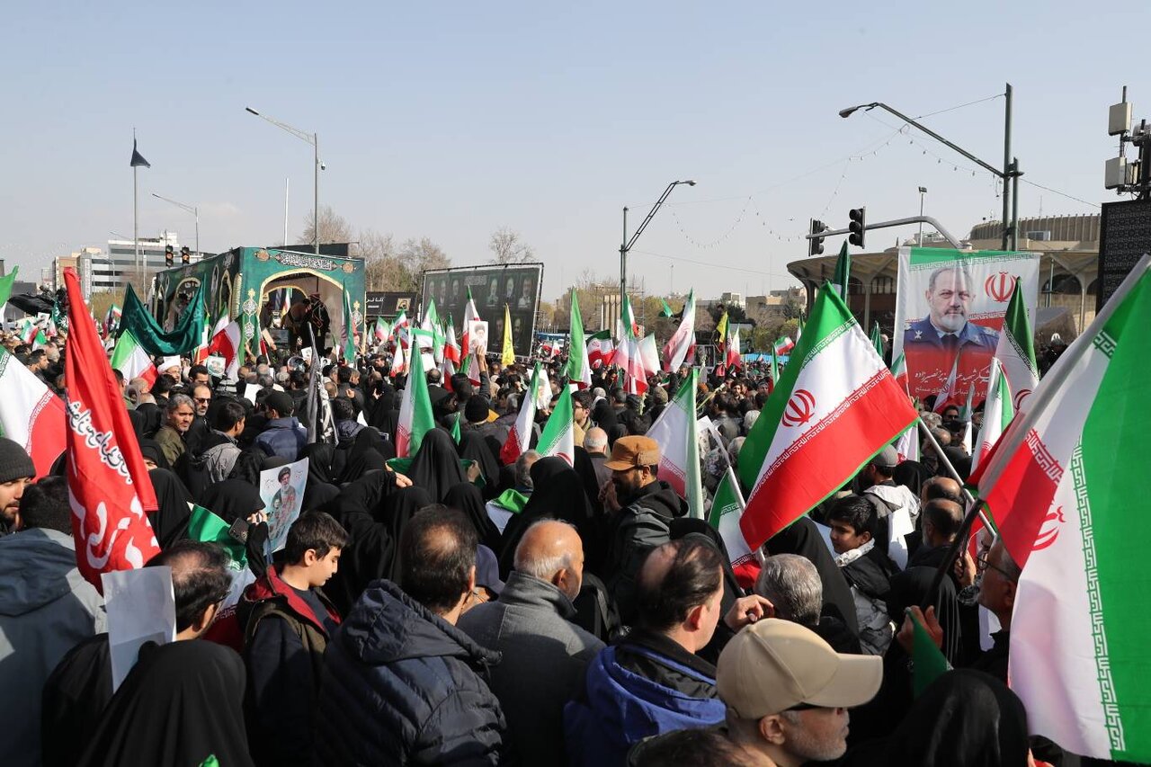تصاویری از آخرین وداع ملت با قهرمانانی که از میدان انقلاب تا معراج شهدا بدرقه شدند